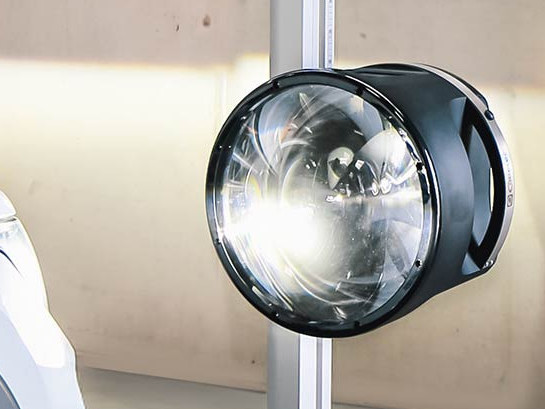 XL lens of the CAP2700 Smart Control headlamp tester